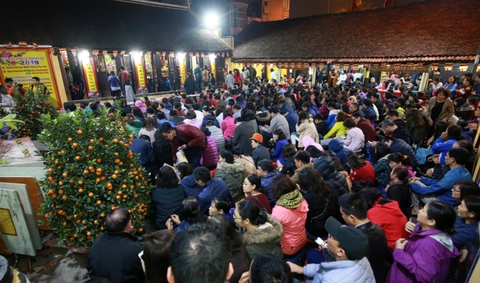 hang nghin nguoi ngoi long duong cung dang sao giai han chua phuc khanh