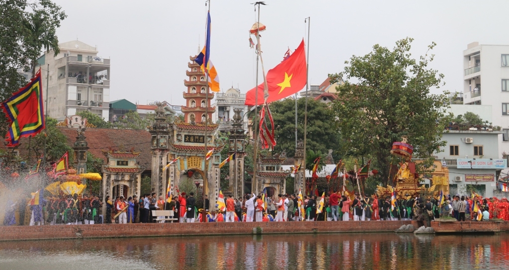 den hoi trieu khuc xem trai lang gia gai lang lo mua con di danh bong