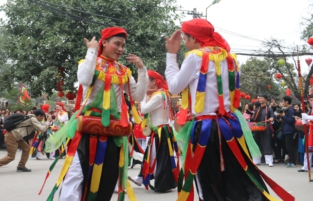 Đến hội Triều Khúc xem trai làng giả gái lẳng lơ múa “Con đĩ đánh bồng”