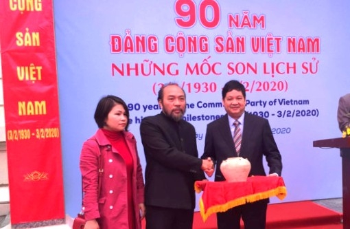 trung bay hon 200 tu lieu quy ky niem 90 nam thanh lap dang cong san viet nam