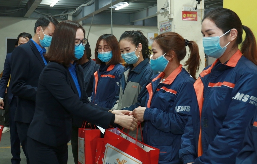 Tuổi trẻ Khối DNTW thăm, tặng quà thanh niên công nhân có hoàn cảnh khó khăn