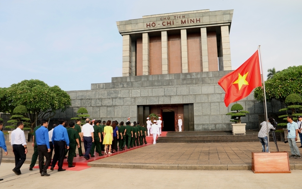 Mùng 1 Tết, Lăng Chủ tịch Hồ Chí Minh mở cửa đón nhân dân vào viếng