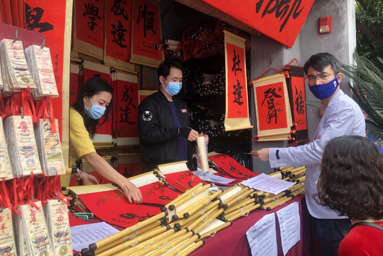 Mùng 2 Tết, Văn Miếu - Quốc Tử Giám nhộn nhịp người xin chữ Mùng 2 Tết, Văn Miếu - Quốc Tử Giám nhộn nhịp người xin chữ