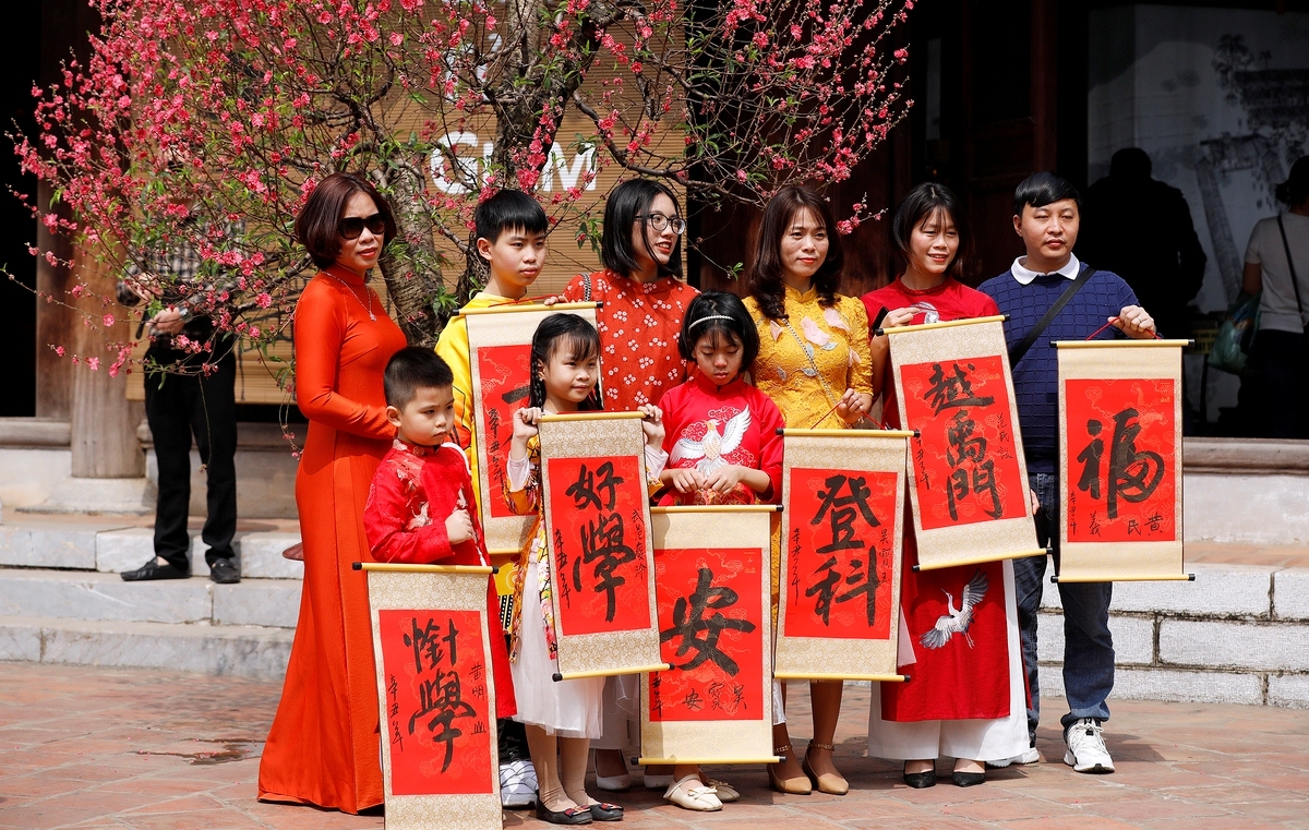 Mùng 2 Tết, Văn Miếu - Quốc Tử Giám nhộn nhịp người xin chữ Mùng 2 Tết, Văn Miếu - Quốc Tử Giám nhộn nhịp người xin chữ