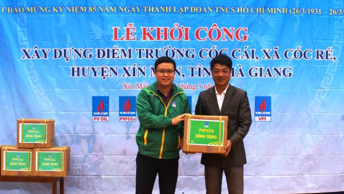 tuoi tre pvn trao qua cho hoc sinh vung cao ha giang