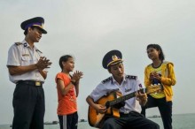 trien lam anh anh sang tu tam 2 gay quy giup tre em ngheo
