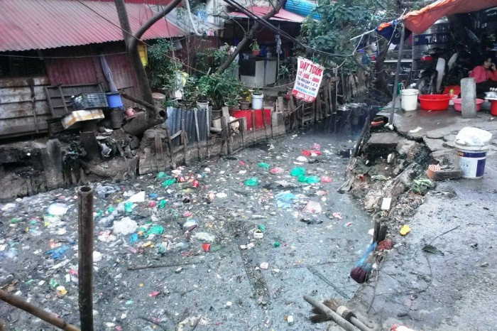 ngat tho ben dong muong o nhiem