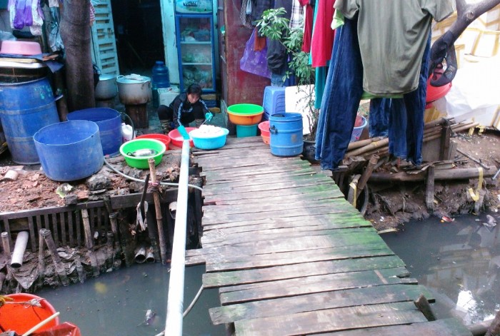 ngat tho ben dong muong o nhiem