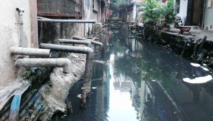 ngat tho ben dong muong o nhiem