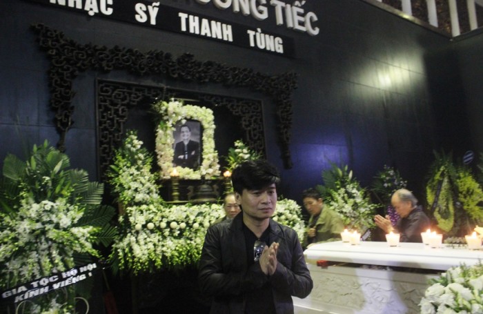 Nghệ sĩ Việt nghẹn ngào tiễn đưa nhạc sĩ Thanh Tùng nghe si viet nghen ngao tien dua nhac si thanh tung