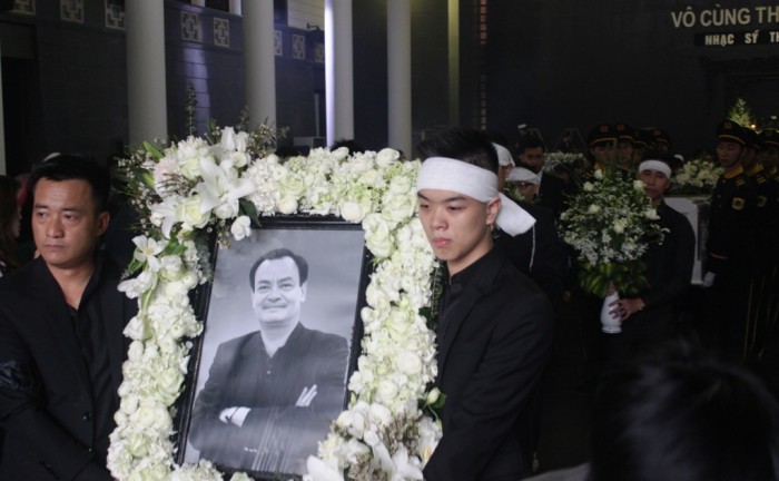 Nghệ sĩ Việt nghẹn ngào tiễn đưa nhạc sĩ Thanh Tùng nghe si viet nghen ngao tien dua nhac si thanh tung