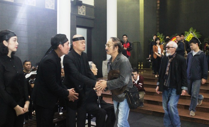 Nghệ sĩ Việt nghẹn ngào tiễn đưa nhạc sĩ Thanh Tùng nghe si viet nghen ngao tien dua nhac si thanh tung