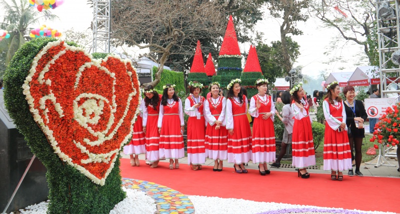 Lễ hội hoa hồng Bulgaria: Du khách thất vọng vì hoa giả, hoa héo le hoi hoa hong bulgaria du khach that vong vi hoa gia hoa heo