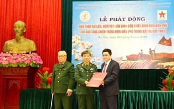 Trao tặng kỷ vật, hiện vật về Chiến thắng Điện Biên Phủ