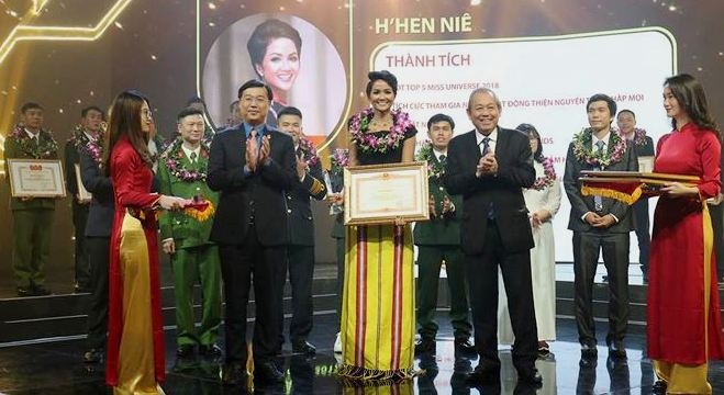 ton vinh 10 guong mat tre viet nam tieu bieu 2018