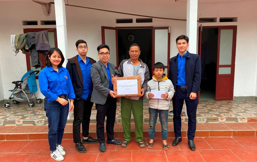 Đoàn Thanh niên PVNDB thăm, tặng quà các gia đình có hoàn cảnh khó khăn tỉnh Thái Bình
