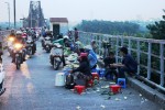 Cảnh nhếch nhác trên cây cầu thế kỷ