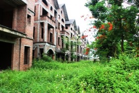 Xót xa khu biệt thự tiền tỉ bị lãng quên