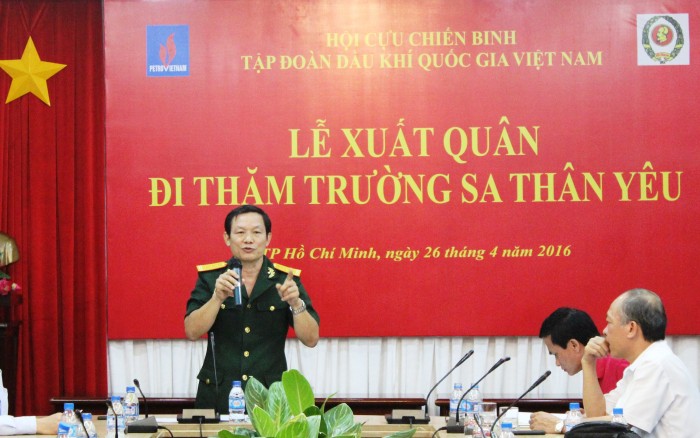 nhung cuu chien binh tim lua len tau tham quan dao truong sa
