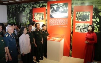Trưng bày tư liệu quý “Thư, Nhật ký thời chiến”