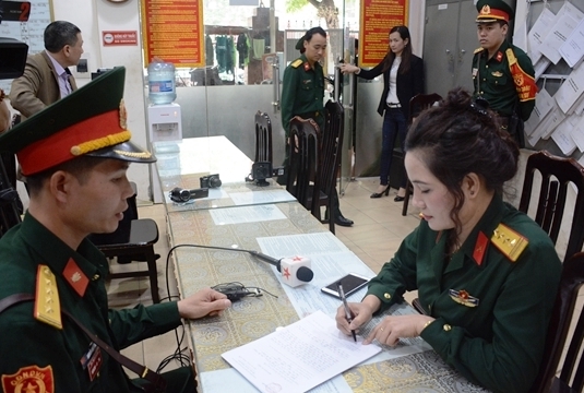 ha noi bat doi tuong nu gia danh dai ta si quan quan doi