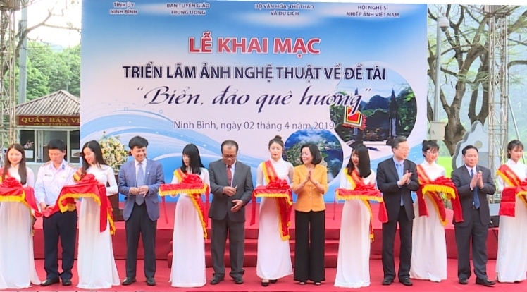 trung bay hon 200 buc anh nghe thuat ve bien dao que huong