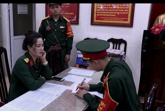 gia danh nu dai ta quan doi chi de chup anh khoe me