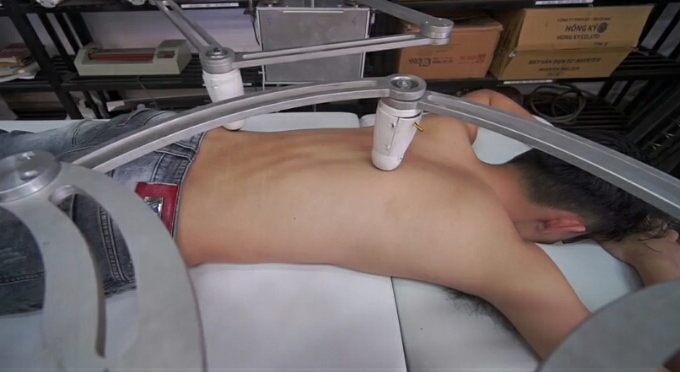 sinh vien che tao robot massage