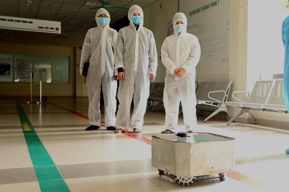 dua robot lau san khu khuan vao ho tro dieu tri covid 19