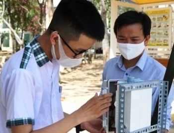 Thầy trò chế tạo máy rửa tay sát khuẩn tự động có “tiếng nói”