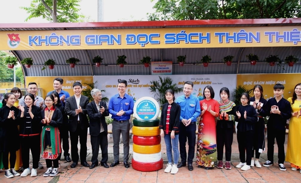 Mỗi thanh niên một cuốn sách làm bạn