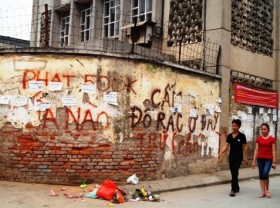 Những bờ tường biết… chửi