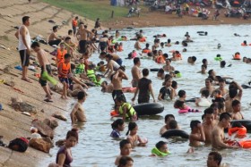 Dân Thủ đô biến đập nước thành “bãi tắm” lý tưởng