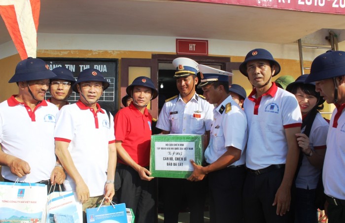 tham tang qua chien sy nhan dan huyen dao truong sa va nha gian dk1