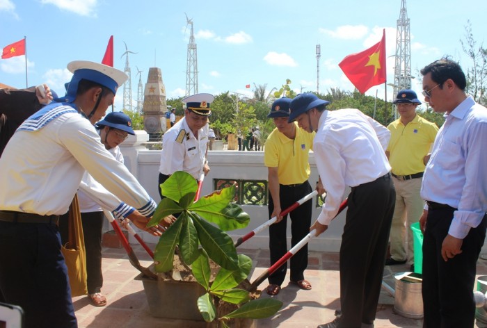 tham tang qua chien sy nhan dan huyen dao truong sa va nha gian dk1