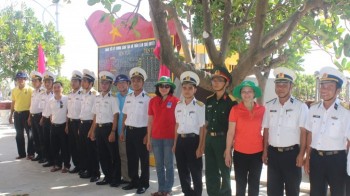 Công đoàn Dầu khí thăm, tặng quà quân dân đảo Trường Sa