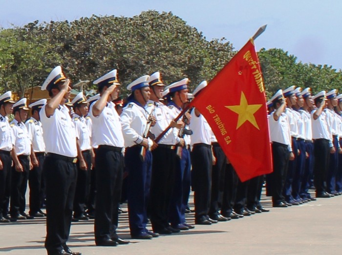 Thiêng liêng lễ chào cờ trên đảo Trường Sa thieng lieng le chao co tren dao truong sa