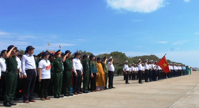 Thiêng liêng lễ chào cờ trên đảo Trường Sa thieng lieng le chao co tren dao truong sa
