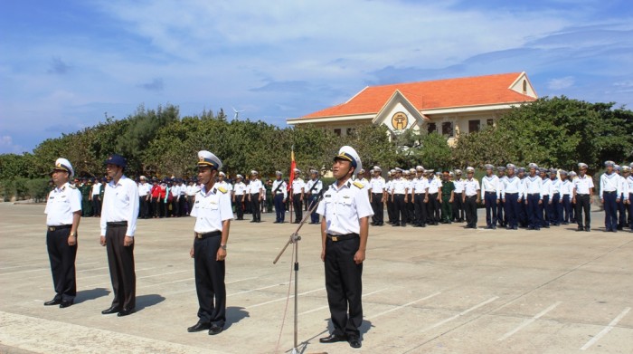 Thiêng liêng lễ chào cờ trên đảo Trường Sa thieng lieng le chao co tren dao truong sa