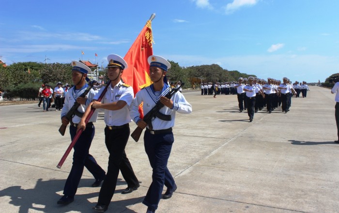 Thiêng liêng lễ chào cờ trên đảo Trường Sa thieng lieng le chao co tren dao truong sa