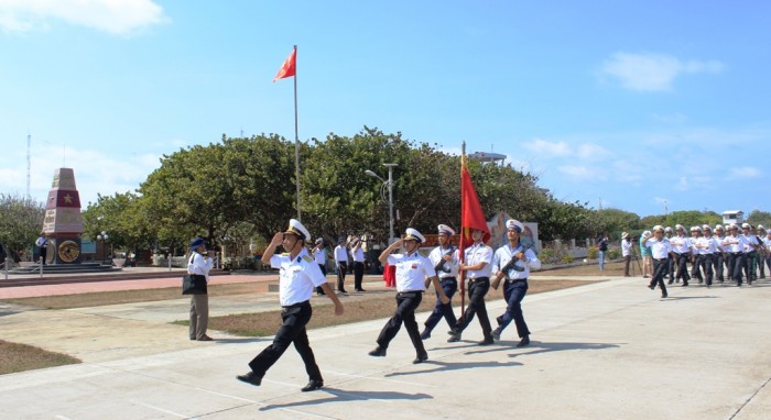 Thiêng liêng lễ chào cờ trên đảo Trường Sa thieng lieng le chao co tren dao truong sa