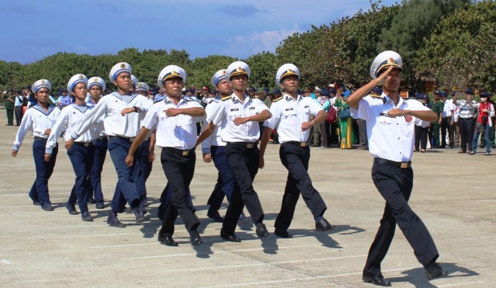 thieng lieng le chao co tren dao truong sa
