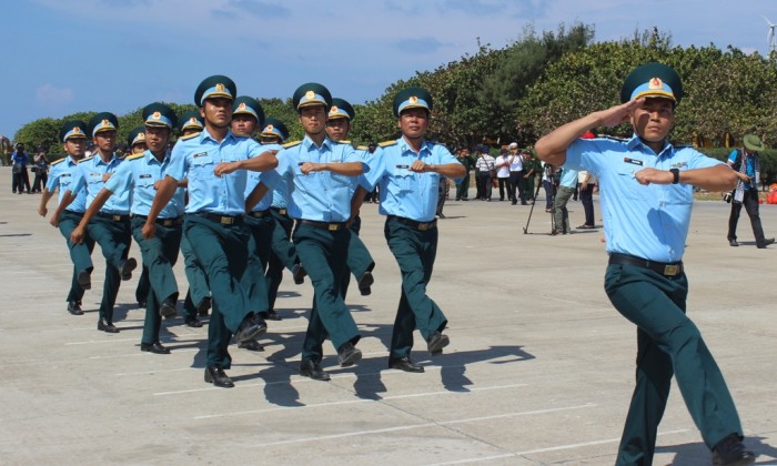 Thiêng liêng lễ chào cờ trên đảo Trường Sa thieng lieng le chao co tren dao truong sa