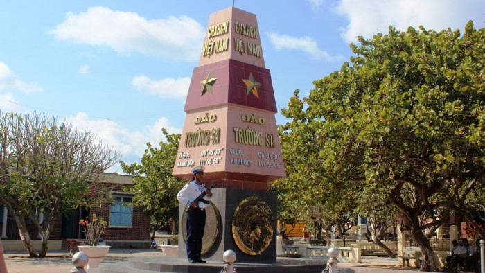 Thiêng liêng lễ chào cờ trên đảo Trường Sa thieng lieng le chao co tren dao truong sa