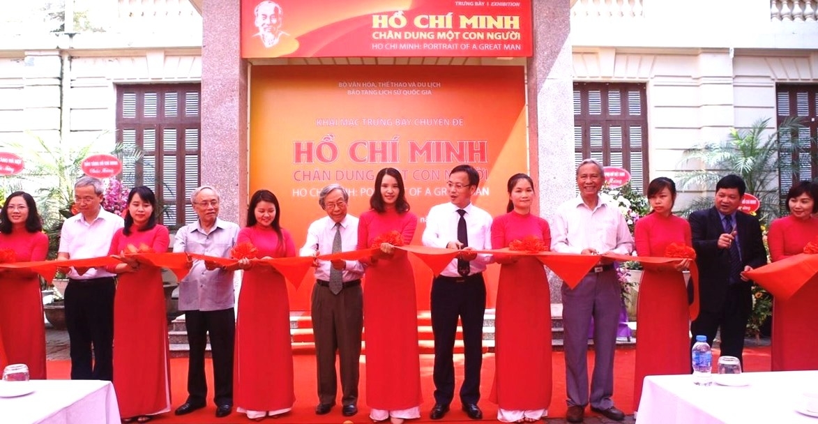 trung bay tu lieu quy ho chi minh chan dung mot con nguoi