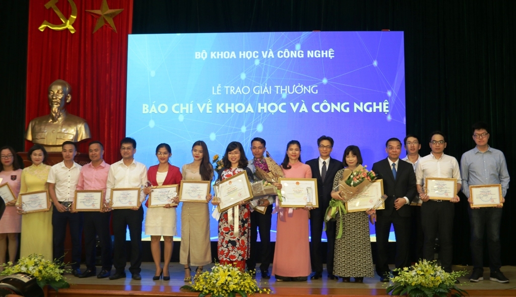 vinh danh nha khoa hoc dat giai thuong ta quang buu 2019