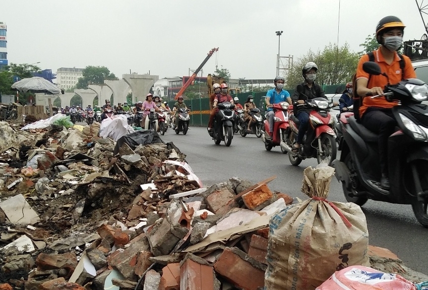 Rác thải "bủa vây" đường Trường Chinh