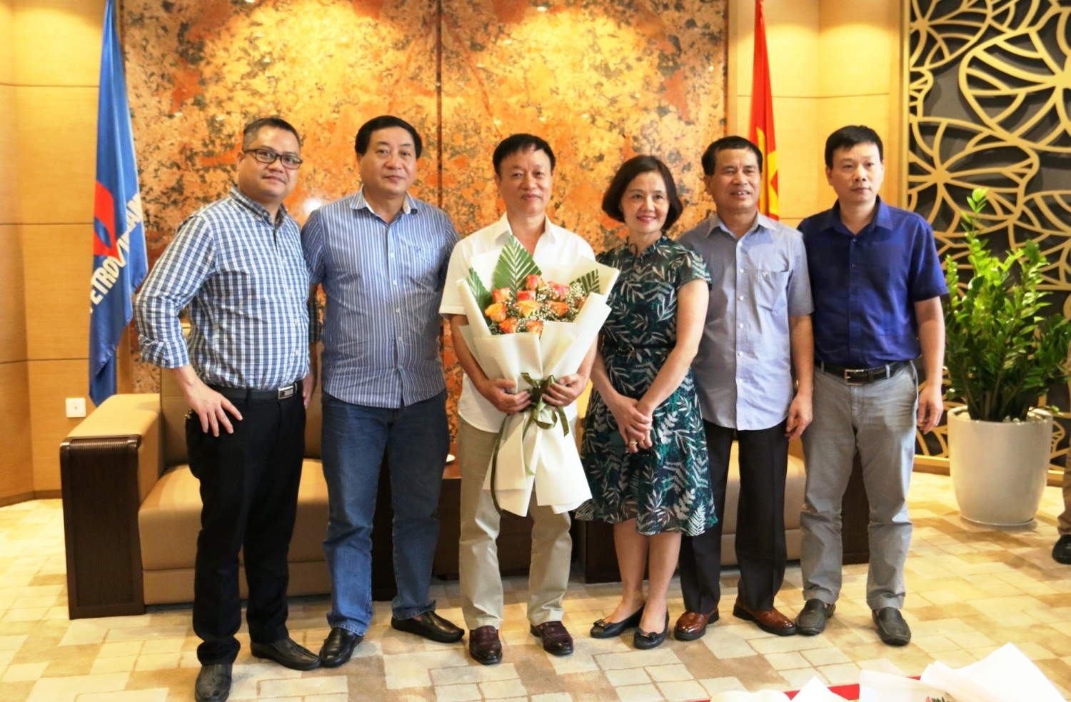 pvn trao so huu cho cac can bo chuyen vien co quan tap doan