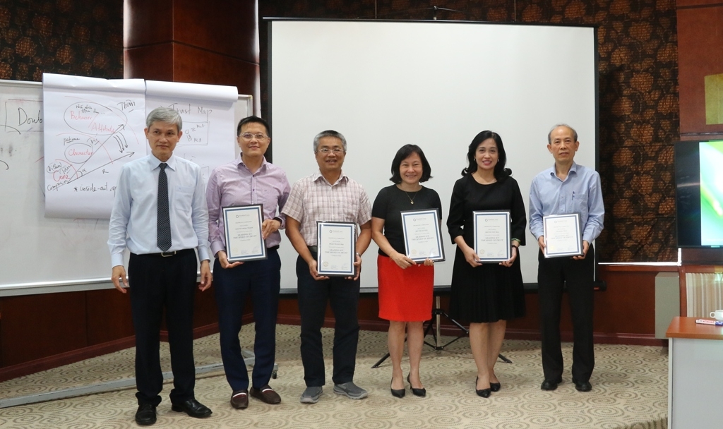 Giảng viên Hoàng Mạnh Hải trao chứng chỉ cho các học viên đã hoàn thành chương trình đào tạo