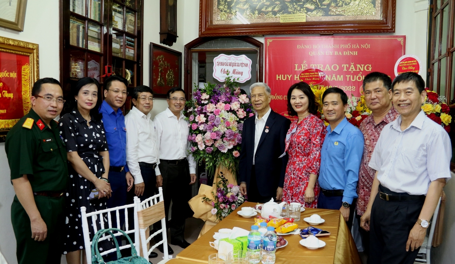 Lãnh đạo Petrovietnam chúc mừng Trung tướng Đặng Quân Thụy đón nhận Huy hiệu 75 tuổi Đảng